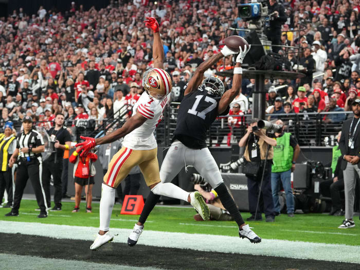 Davante Adams makes a touchdown catch behind San Francisco 49ers cornerback Charvarius Ward